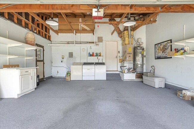 Building Photo - Great Location! Great Schools! Month to Month Only!