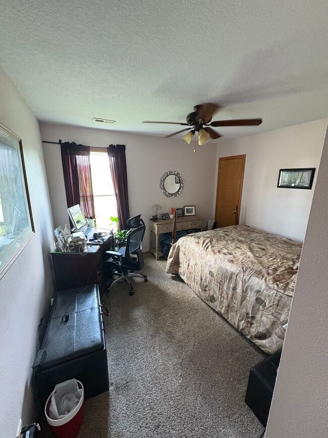Building Photo - 3 Bedroom 2 Bathroom Duplex