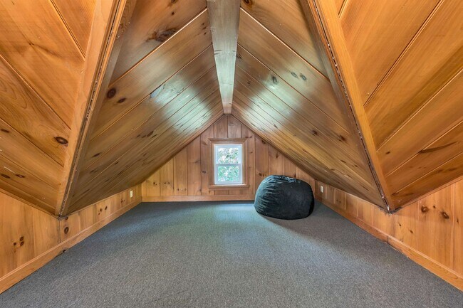 Building Photo - 172 Center St