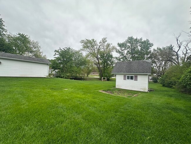 Building Photo - 1105 Summit Dr