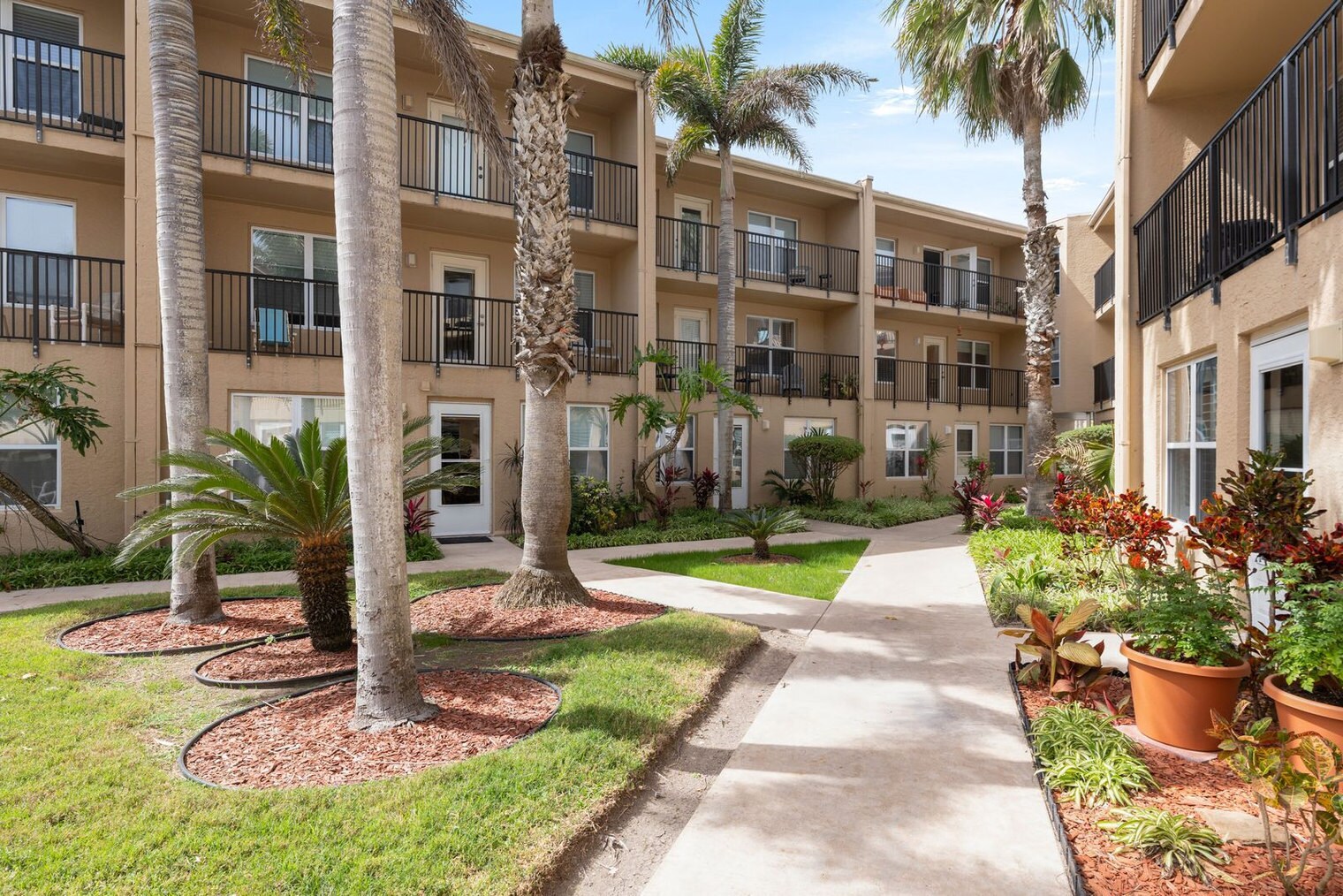 Building Photo - 115 E Coronado Dr