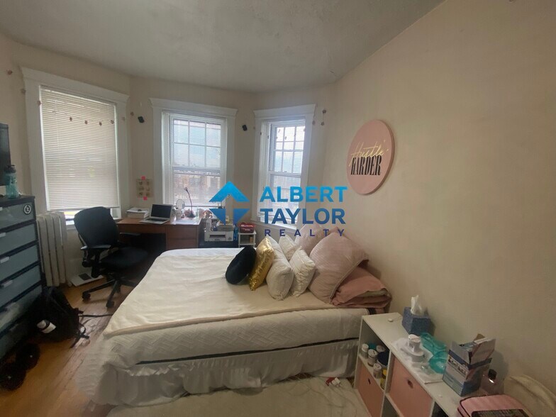 Building Photo - 466 Park Dr