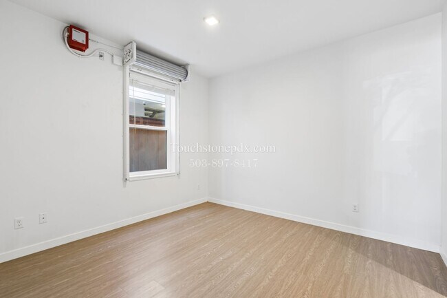 Building Photo - Ground-Level Modern Apartment at Bradley Commons!