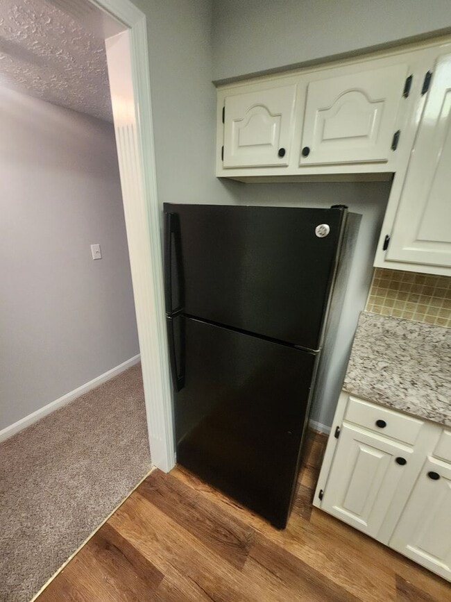 Building Photo - Beautiful 2 bedroom 1 bath 2nd floor condo...