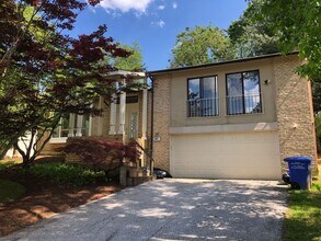 Building Photo - Spacious Potomac Beauty backs to Golf Course