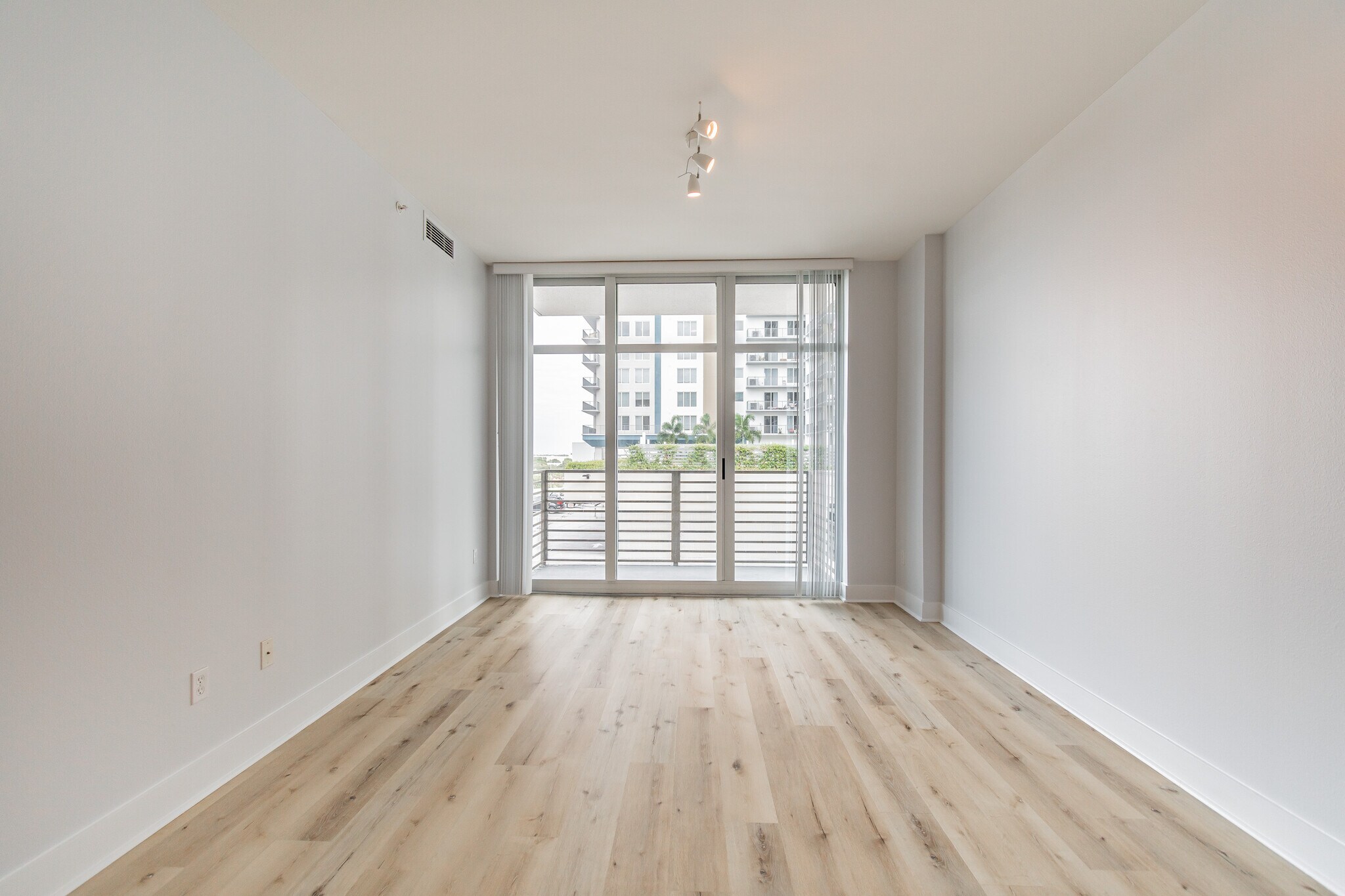 Living room with balcony - 1120 E Kennedy Blvd