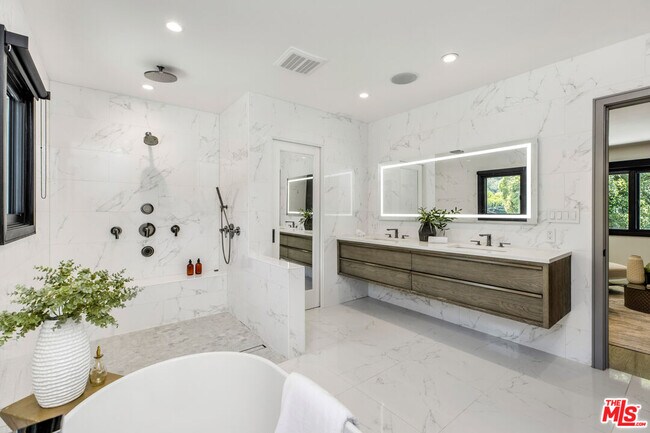 Building Photo - 1805 Coldwater Canyon Dr