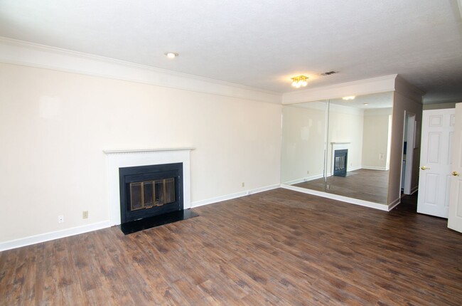 Building Photo - Convenient Bellevue Townhome