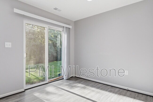 Building Photo - 65 Darien Dr