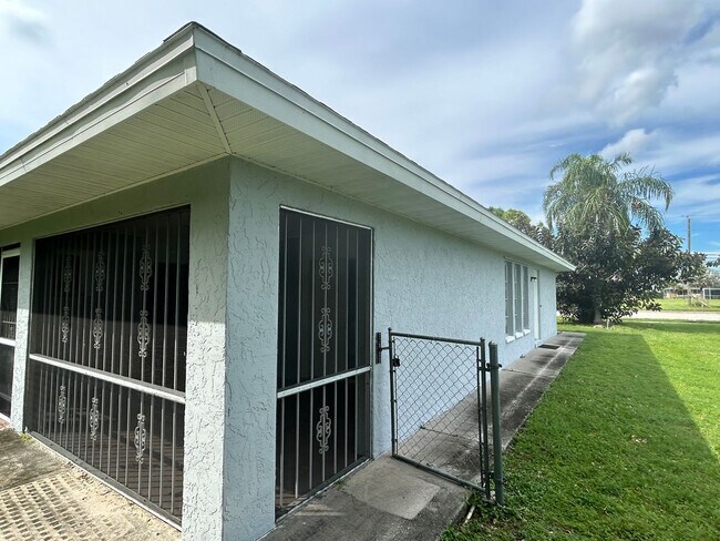 Building Photo - Flexible Living in a Prime Cape Coral Spot