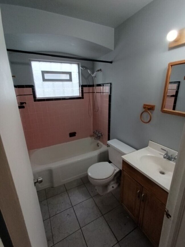 Building Photo - 3 bedroom 1 Bath Bungalow - Now Available!