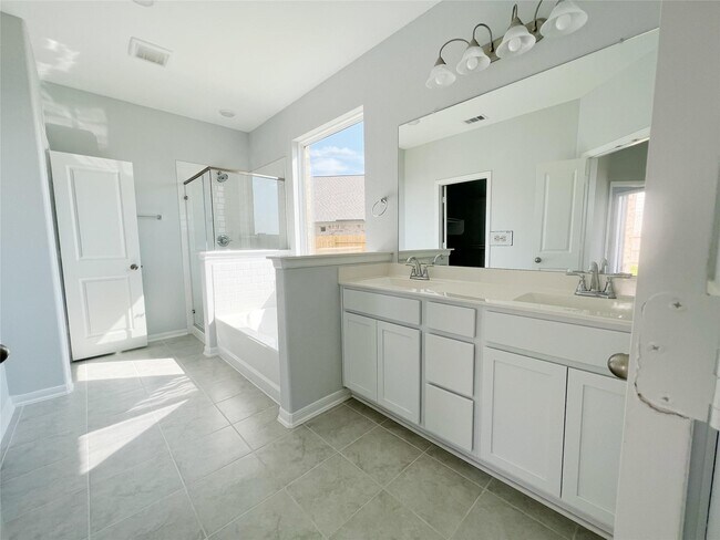 Building Photo - 208 Salange Ln