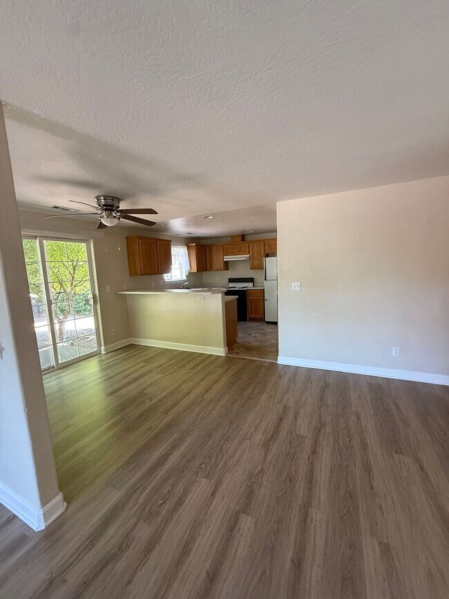 Building Photo - 522-524 Briarwood Dr.