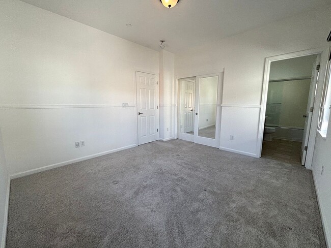 Building Photo - Gorgeous 4 Bed, 3 Bath in Brentwood with S...