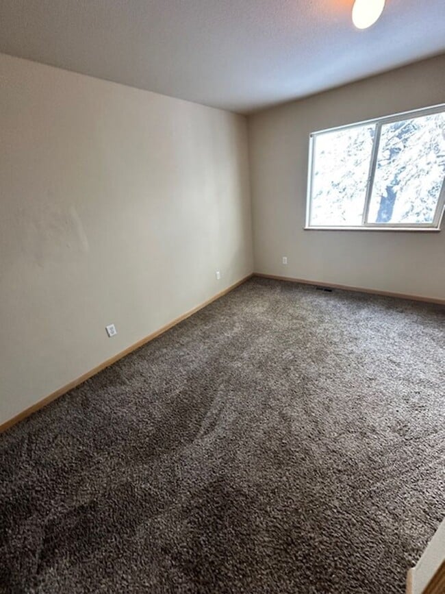 Building Photo - Large 3BR 2Bath Home with balcony availabl...