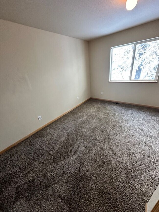 Building Photo - Large 3BR 2Bath Home with balcony available for a Long term Rental. Call me today!