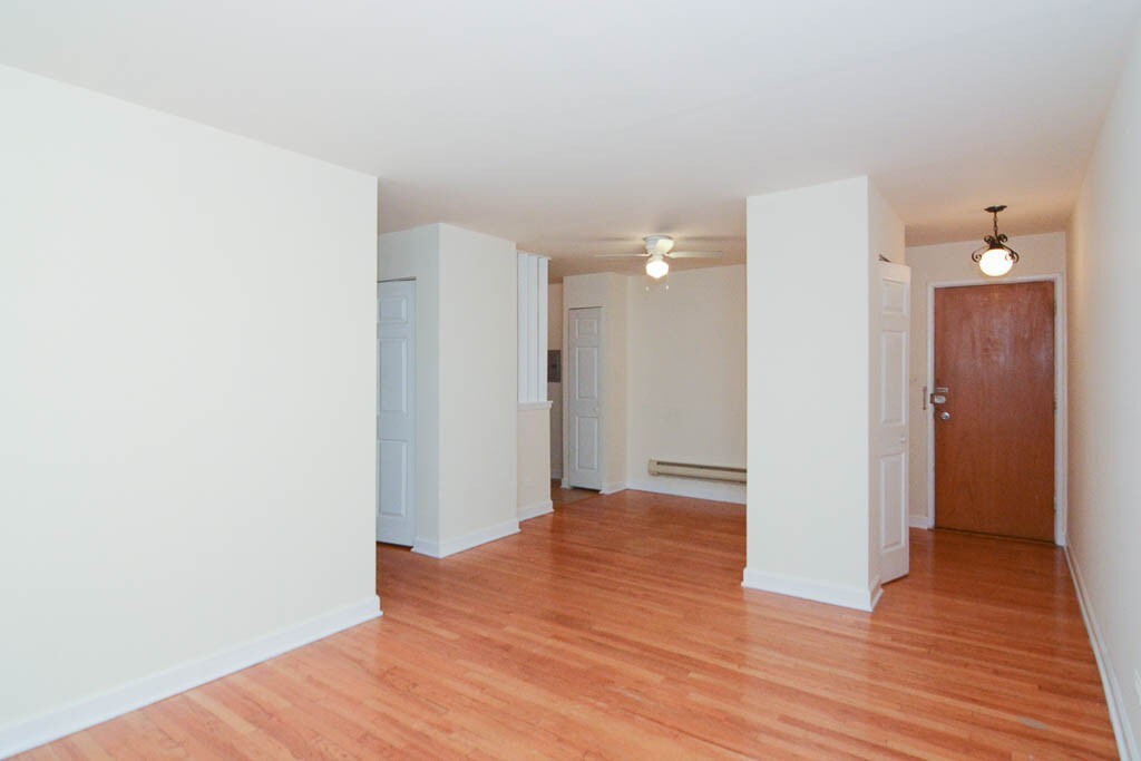 Building Photo - 663 W Wrightwood Ave