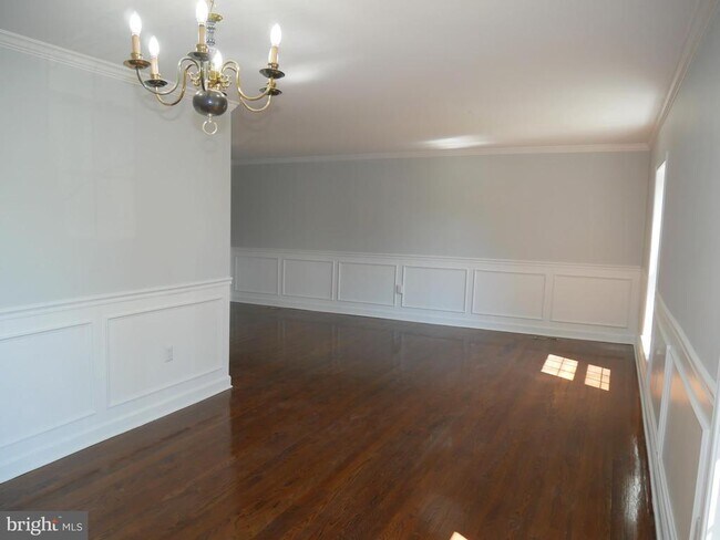 Building Photo - 3045 Federal Hill Dr