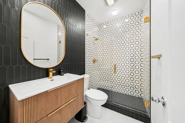 Building Photo - Upgraded 2-Bedroom in Gated Summit Community