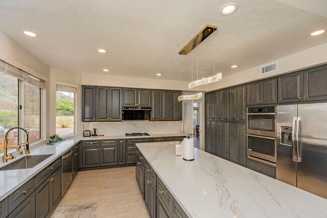 Building Photo - Fully Furnished! Prestige Luxury Single 5b...