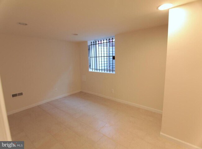 Building Photo - 1852 Willington St