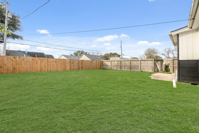 Building Photo - 125 18th Ave N