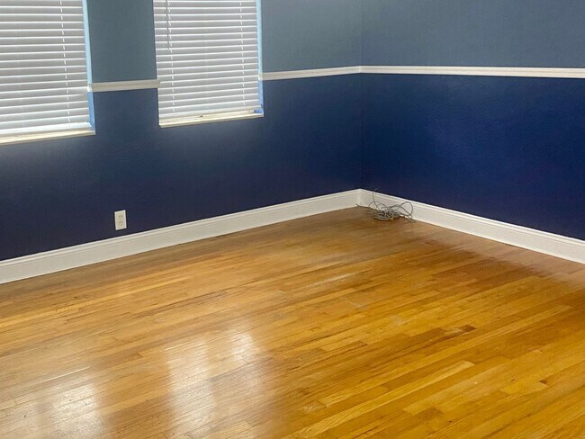 Building Photo - Euclid/Woodlawn Roommate Dream 4/3 home