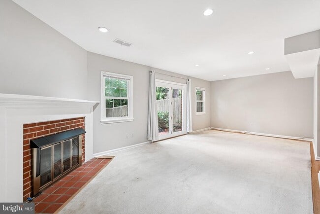 Building Photo - 214 James Thurber Ct