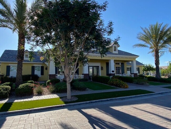 Building Photo - 2705 S Valle Verde