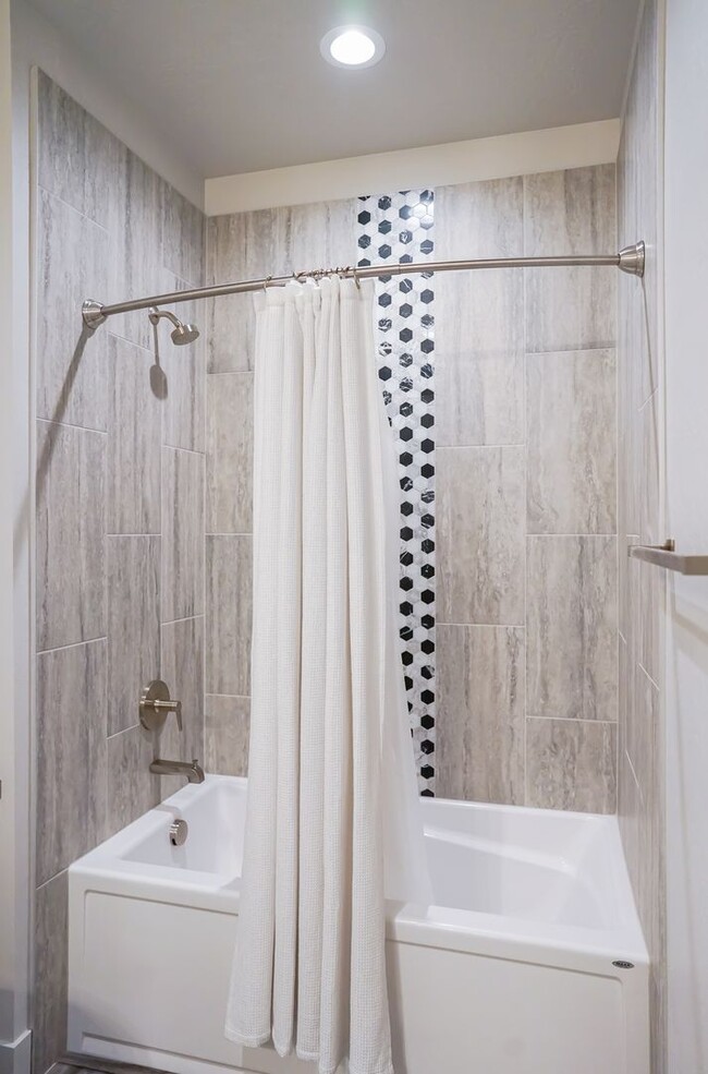 Building Photo - 2148