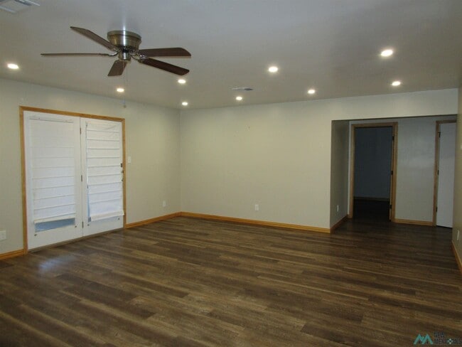 Building Photo - 1915 Villa Dr