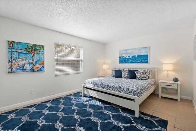 Building Photo - 2319 Tamarind Dr