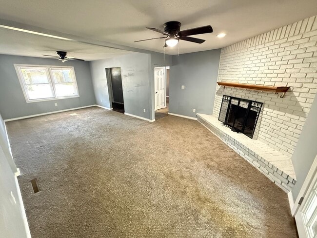 Building Photo - 4 Bed 2 Bath Springfield, MO
