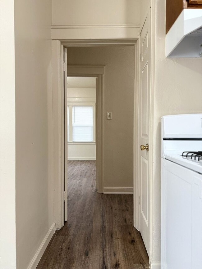 Building Photo - Endearing 3/1 Available!