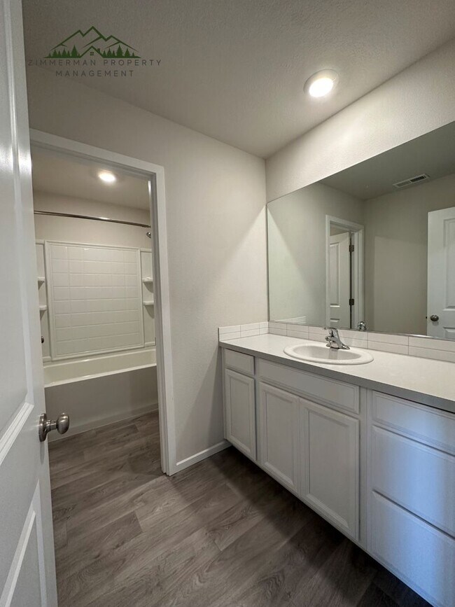 Building Photo - Gorgeous 5-bedroom, 3-bathroom home is desirable Springfield neighborhood