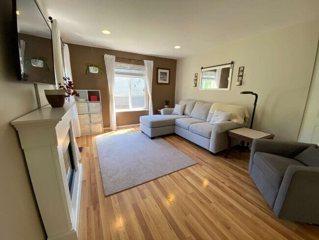 Building Photo - Quiet 3-Bed, 1.5-Bath Home with Large Encl...