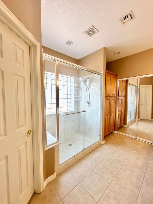 Building Photo - Beautiful 3 bedroom, 3 bathroom home with ...