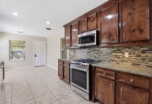 Building Photo - 8515 Leafdale Dr