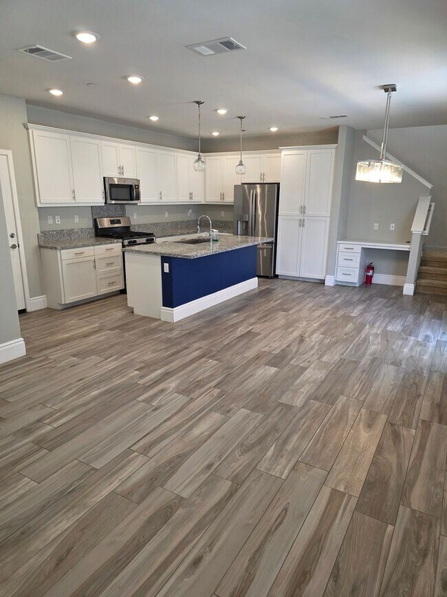 Building Photo - Murrieta 4 Bedroom Home with Solar in Gated Community!