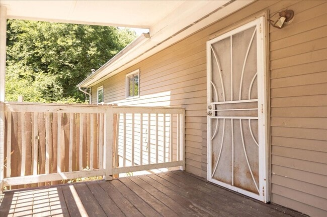 Building Photo - 3bd/1ba w/ Side Porch and Fully Fenced In Backyard!