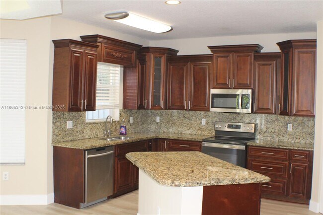 Building Photo - 4955 SW 166th Ave
