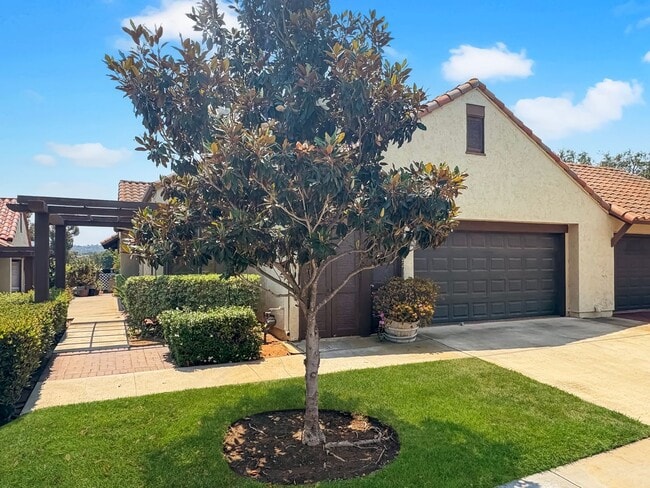 Building Photo - Gorgeous 2B+Office/2BA Townhouse w/ Golf C...