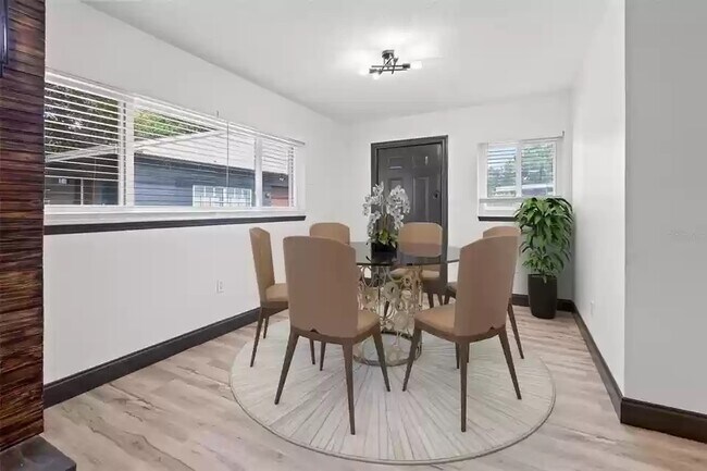 Staged dinning area - 9511 N Dartmouth Ave