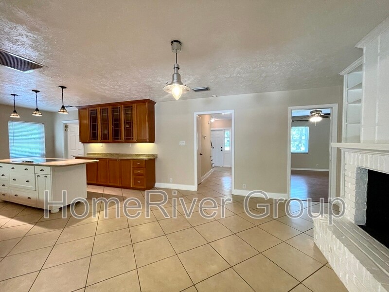 Building Photo - 2105 W Country Club Dr