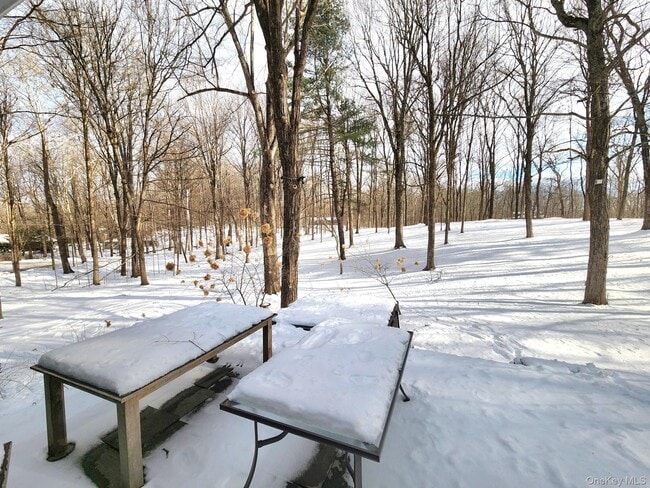 Building Photo - 568 River Rd