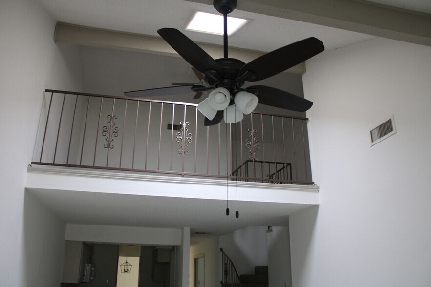 Building Photo - 2021 Towngate Dr