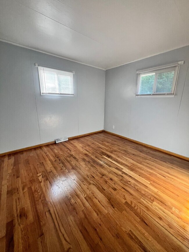 Building Photo - Nice S. Omaha House! 2 bed 1 bath, fully f...