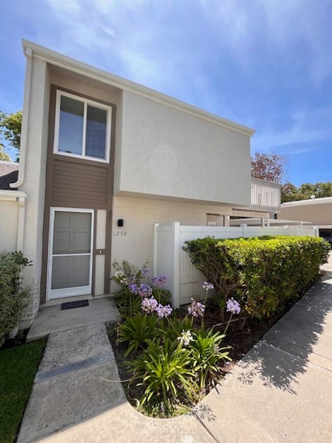 Building Photo - 3 bed 1.5 bath 2 story condo in Park Place...