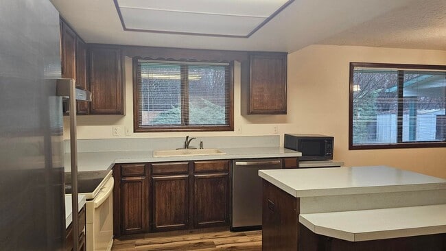 Building Photo - Make This West Boise Home Your Holiday Haven — 3 Beds, 2 Baths!