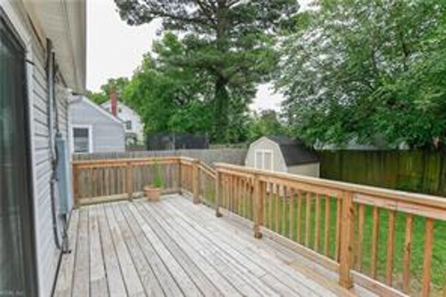 Building Photo - Renovated 3 bed, 1.5 bath Single-Family